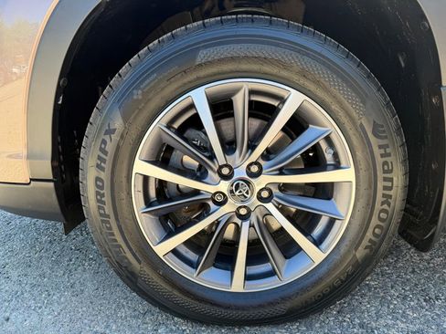 Used 2018 Toyota Highlander XLE AWD/4WD image 10