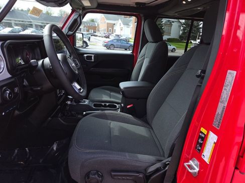 Used 2025 Jeep Wrangler Unlimited Sahara image 12