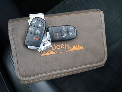Used 2018 Jeep Grand Cherokee Altitude RWD image 28