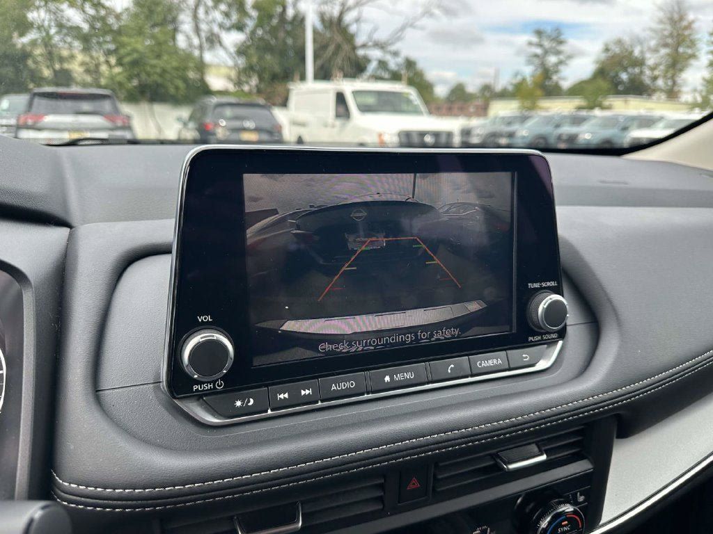 Certified 2025 Nissan Rogue SV w/ SV Premium Package AWD/4WD image 18
