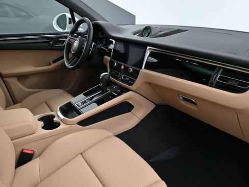 Certified 2026 Porsche Macan AWD/4WD image 14