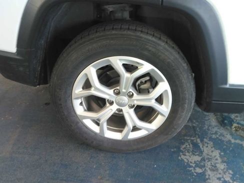 Used 2024 Jeep Compass Latitude AWD/4WD image 7