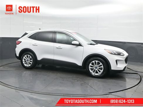 Used 2020 Ford Escape SE image 1