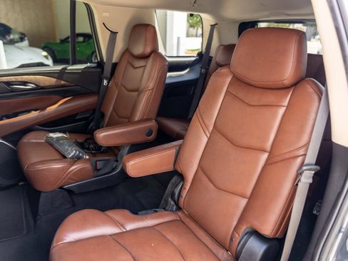 Used 2019 Cadillac Escalade Luxury AWD/4WD image 33