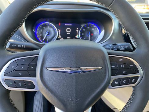 Certified 2022 Chrysler Pacifica Touring-L image 14