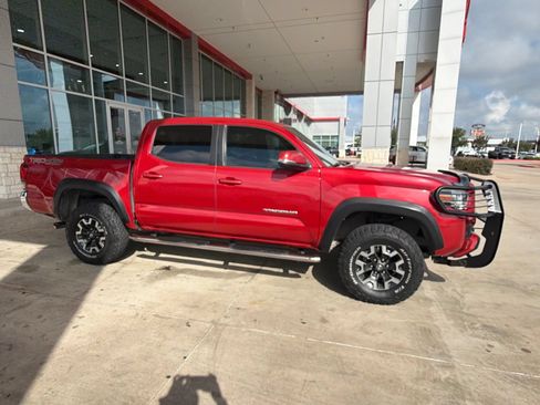 Used 2017 Toyota Tacoma TRD Off-Road w/ Tow Package (A/T) AWD/4WD image 10