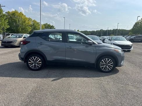 Used 2023 Nissan Kicks SV FWD image 3
