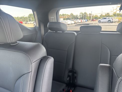 Used 2025 Chevrolet Traverse LT image 13