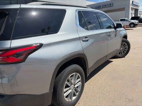 Used 2023 Chevrolet Traverse LT image 3