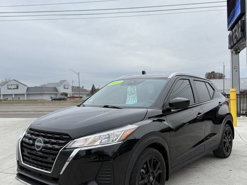 Used 2022 Nissan Kicks SV image 3