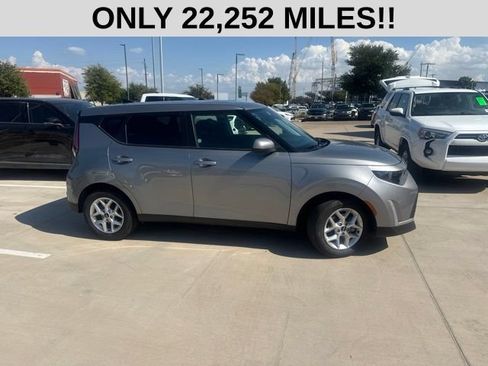Used 2025 Kia Soul LX w/ LX Technology Package FWD image 2