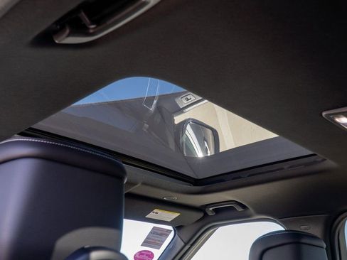 Used 2025 Land Rover Discovery S image 30