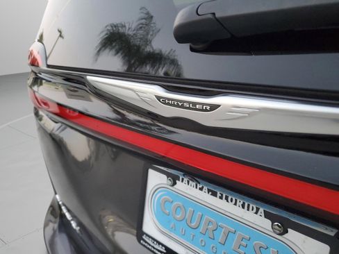 Certified 2022 Chrysler Pacifica Limited FWD image 30