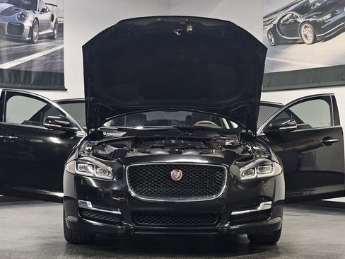 Used 2018 Jaguar XJ R-Sport image 6