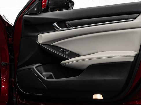 Used 2018 Honda Accord Touring image 18