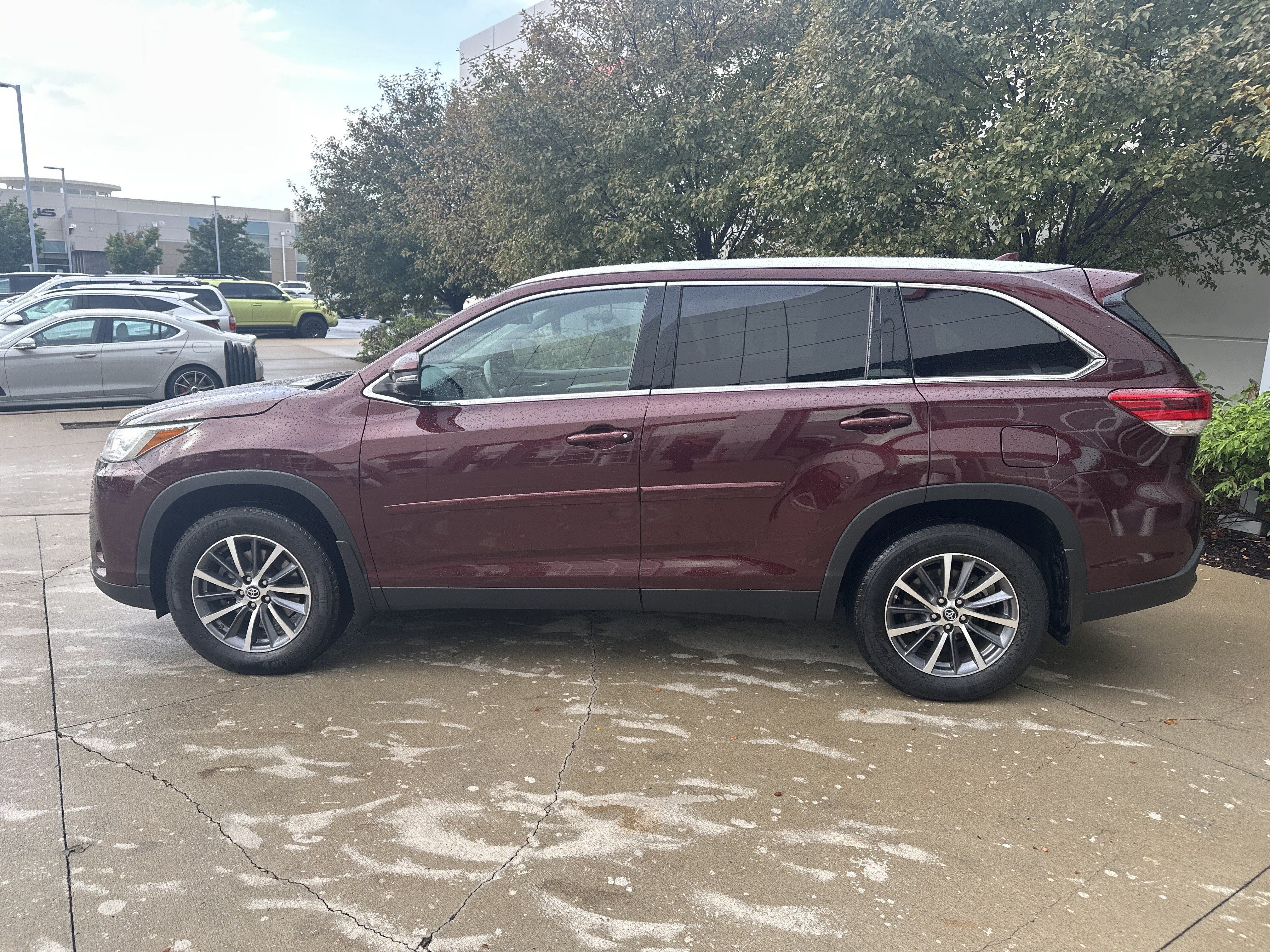 Used 2019 Toyota Highlander XLE AWD/4WD image 9
