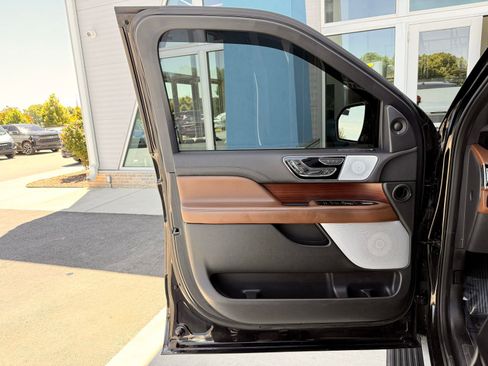 Used 2023 Lincoln Navigator Reserve AWD/4WD image 14