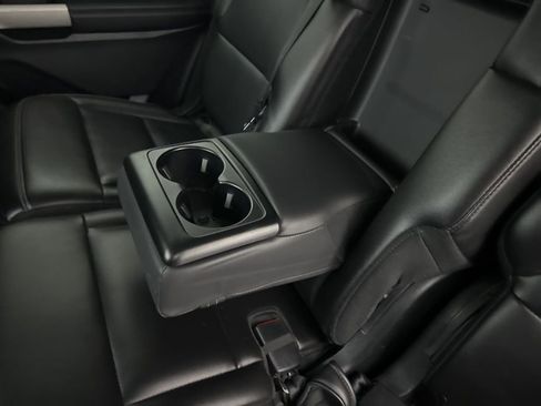 Used 2022 Ford Explorer XLT image 42