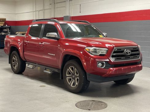 Used 2017 Toyota Tacoma Limited image 2
