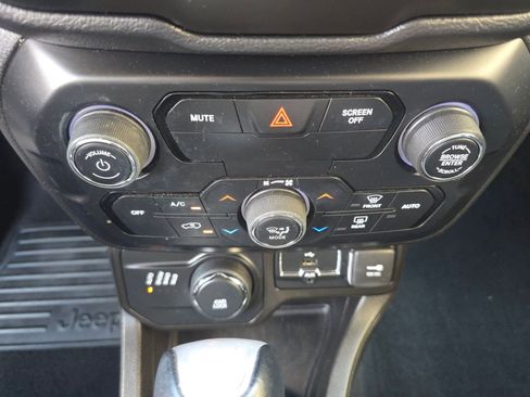 Used 2020 Jeep Renegade Limited image 17