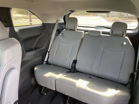 Certified 2025 Toyota Sienna XLE image 27