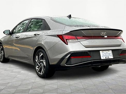 Certified 2025 Hyundai Elantra Sport image 13