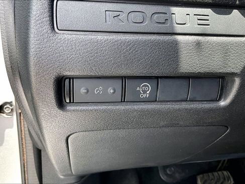 Used 2024 Nissan Rogue S FWD image 31