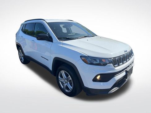 Used 2024 Jeep Compass Latitude w/ Altitude Special Edition AWD/4WD image 9