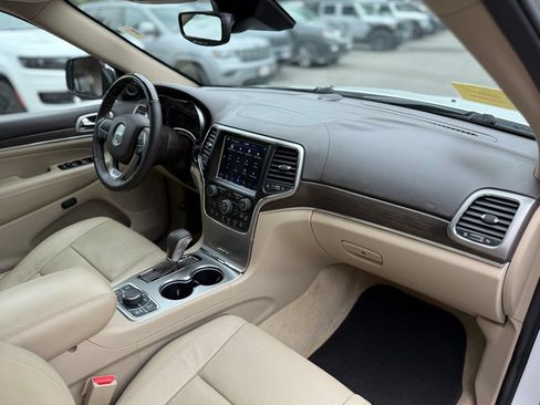 Used 2018 Jeep Grand Cherokee Overland AWD/4WD image 17