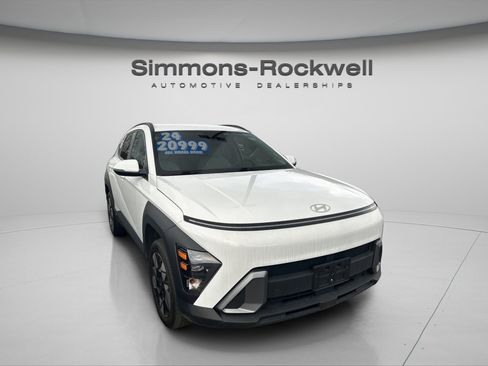 Used 2024 Hyundai Kona SEL image 2