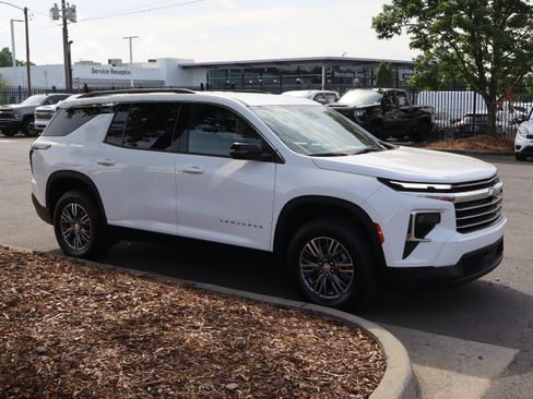 Used 2025 Chevrolet Traverse LT FWD image 2