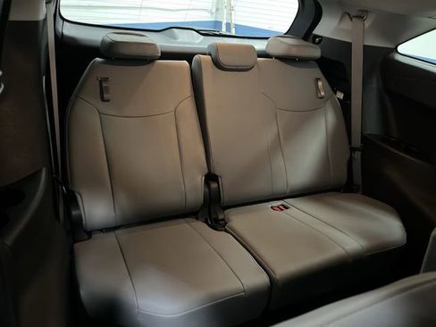 Used 2025 Toyota Sienna XLE image 33