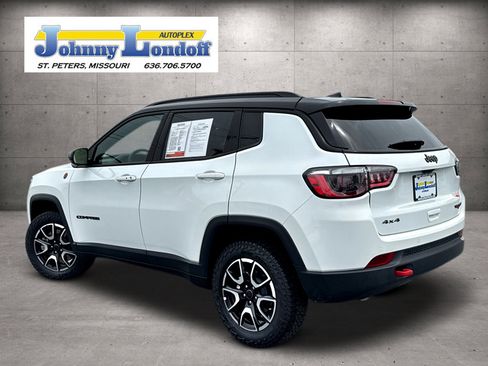 Used 2025 Jeep Compass Trailhawk AWD/4WD image 3