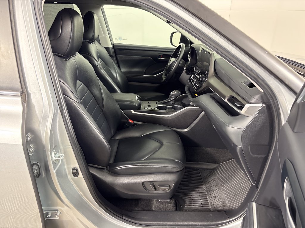 Used 2023 Toyota Highlander XLE FWD image 6
