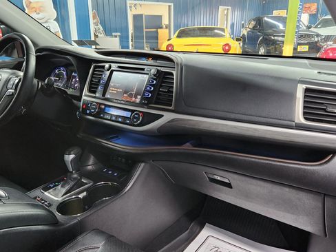 Used 2017 Toyota Highlander Limited image 14