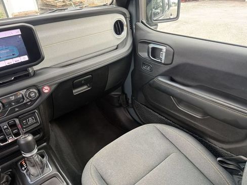 Used 2026 Jeep Wrangler Unlimited Sahara AWD/4WD image 17