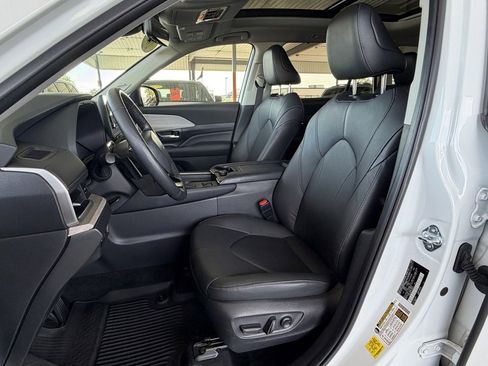 Used 2025 Toyota Grand Highlander AWD image 11