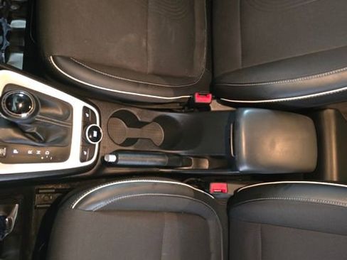 Used 2024 Hyundai Venue Limited image 34