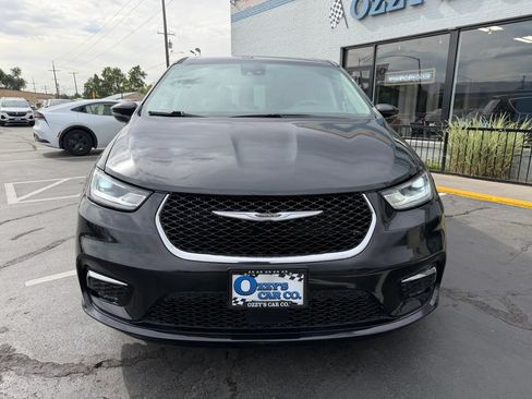 Used 2023 Chrysler Pacifica Touring-L FWD image 2
