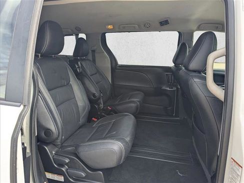 Used 2017 Toyota Sienna SE image 18