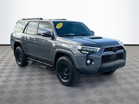 Used 2020 Toyota 4Runner SR5 Premium image 3