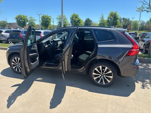 Used 2023 Volvo XC60 B5 Plus AWD/4WD image 26