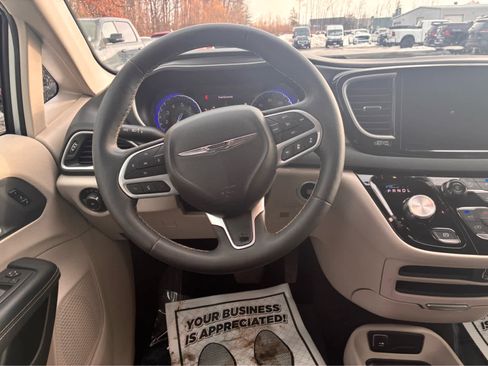 Used 2024 Chrysler Pacifica Touring-L image 14