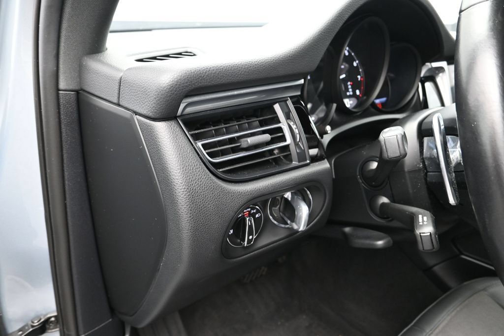 Certified 2022 Porsche Macan AWD/4WD image 15