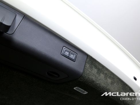 Used 2023 Bentley Bentayga Plug-In Hybrid image 20