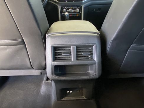 Used 2022 Volkswagen Atlas Cross Sport SEL R-Line AWD/4WD image 38