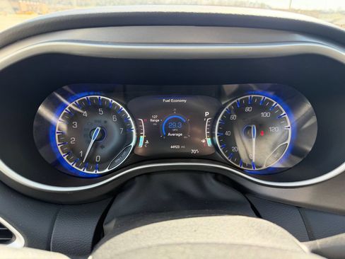 Used 2024 Chrysler Pacifica Touring-L FWD image 25