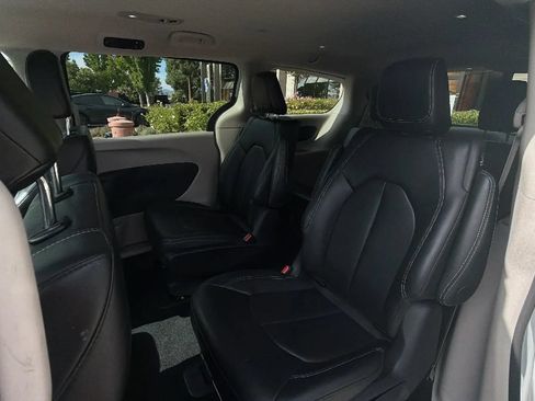 Used 2024 Chrysler Pacifica Limited FWD image 16