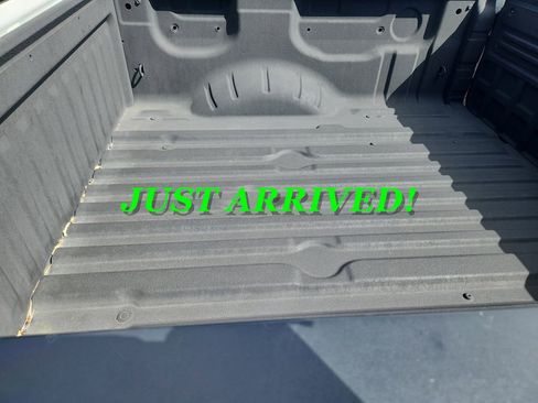 Used 2017 Nissan Titan SV image 3