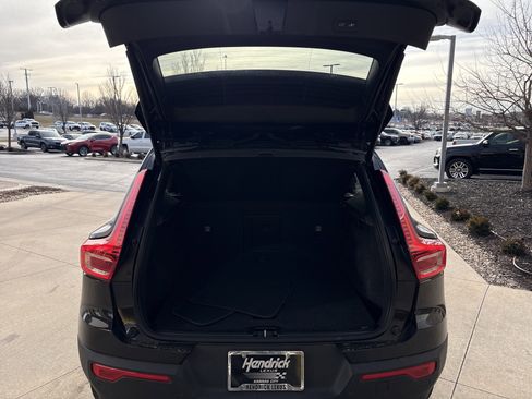 Used 2025 Volvo XC40 B5 Core image 32